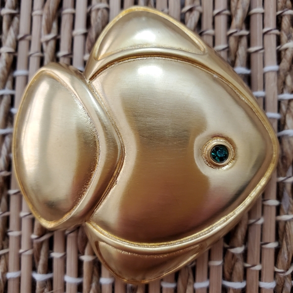 BOLD! Vogue Les Bernard Pin Brooch 1980s Gold Tone Fish w/Green Eye. Made in USA - Picture 2 of 7